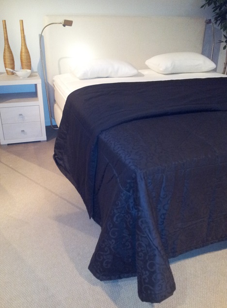 cevelit sprei Figaro Jaquard, satijn zwart met barok en uni achterzijde, ronde hoek, 320 x 290 cm. theo bot